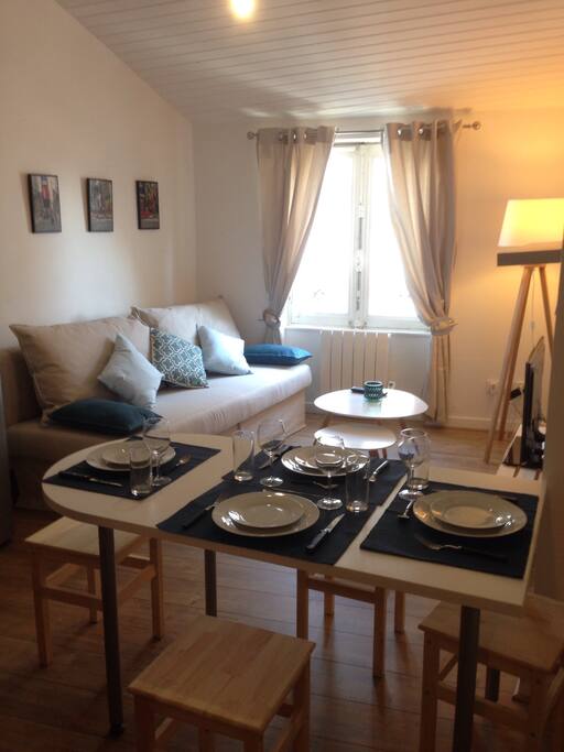 Salon avec table à manger pour 4 personnes
