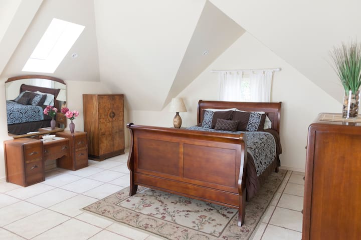 Unique Spacious Room with Balcony