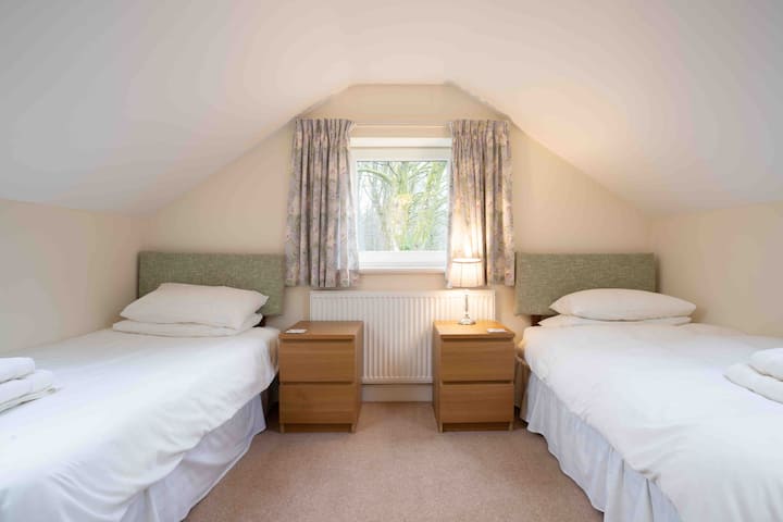 Dormitorio con dos camas de mariposas 