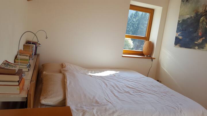 في الطابق العلوي سرير مريح بعرض 1.80 متر.