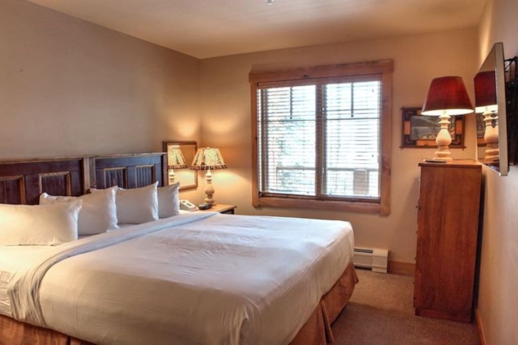 Get a good night's sleep in the comfortable queen bed