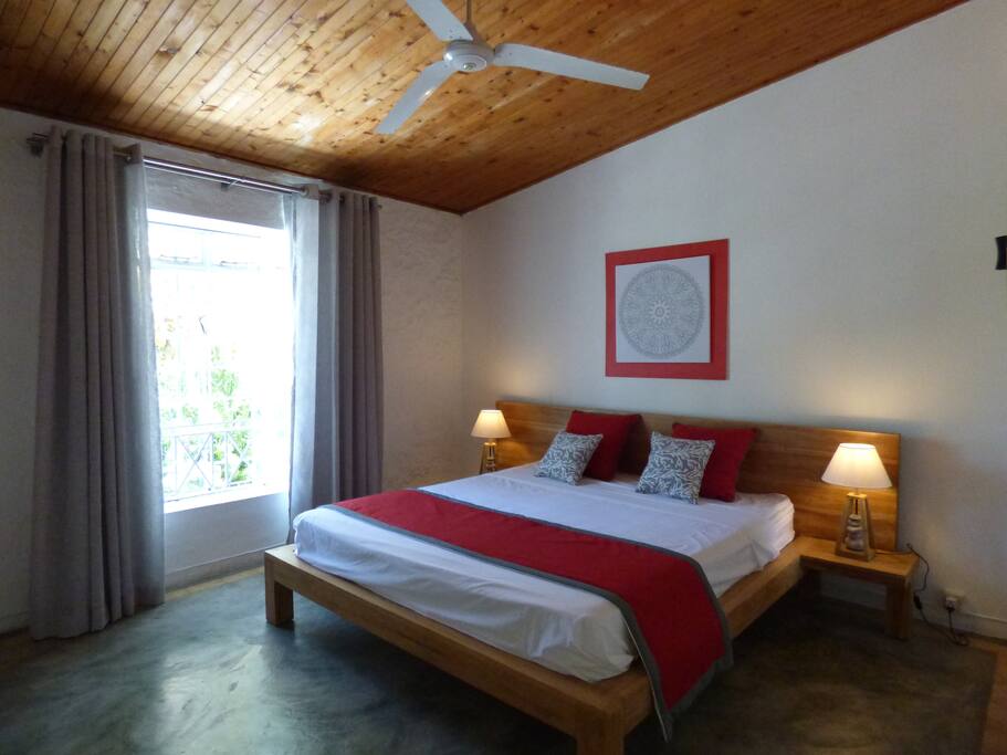 Our lightful double room upstairs - Notre chambre double lumineuse