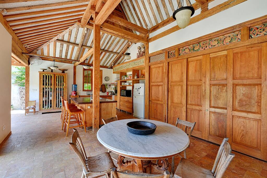 There are 2 seating areas to eat - the dining table or the kitchen island.