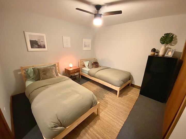 Ამ მე-4 საძინებელს არ აქვს ფანჯრები, სამწუხაროდ! (ორადგილიანი საწოლები.) მდებარეობს სარდაფში, მის გვერდით კი ცალკე აბაზანა-ტუალეტია.  