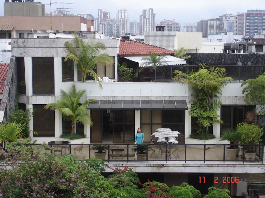 Vista frente do Apartamento - Sala e Varanda