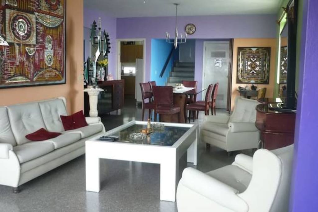 Espaciosa sala y comedor decorado Art Deco