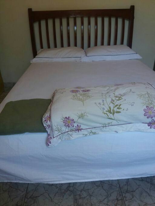 Quarto com cama de casal e vista para o canal