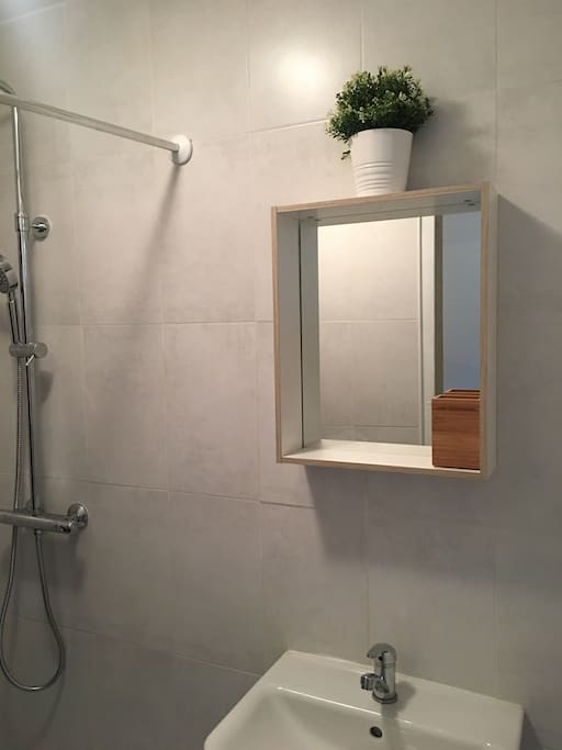 Lavabo et salle de bain neuve