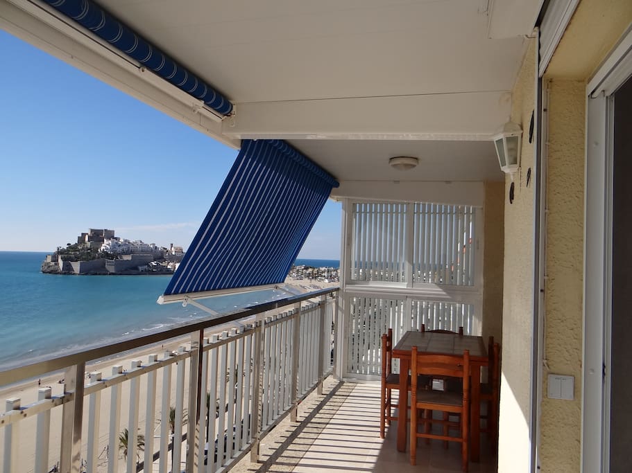 La terrasse plein EST protection toldos; face à la mer et au chateau