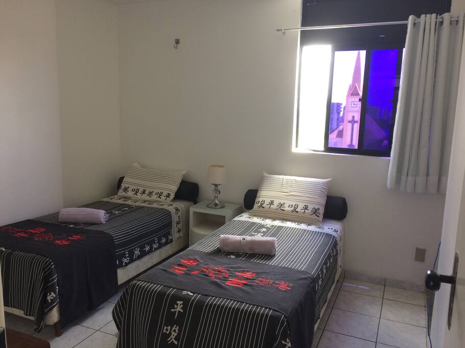 Quarto com 2 camas de solteiro
