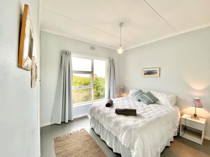 חדר שינה שני עם מיטה זוגית ארוכה במיוחד