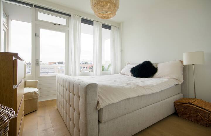 Hlavná spálňa s prístupom na balkón a výhľadom na kanál