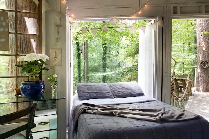 Secluded Intown Treehouse