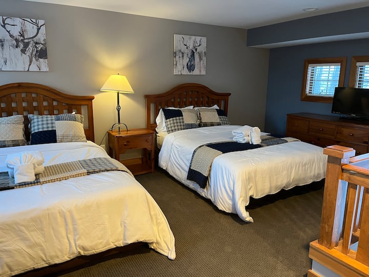 Loft bedroom - overlooks main living area - great views of the ski hill too!

2 queen beds and full, attached bathroom