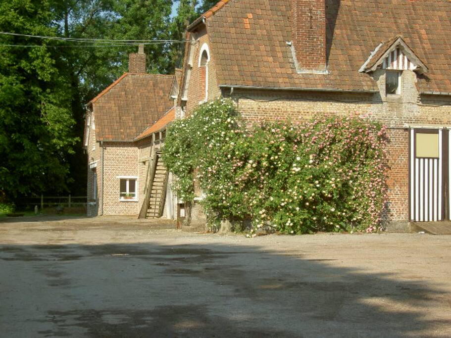 Le gîte des pâtures puis le gîte du haras de chaque côté de l'écurie
