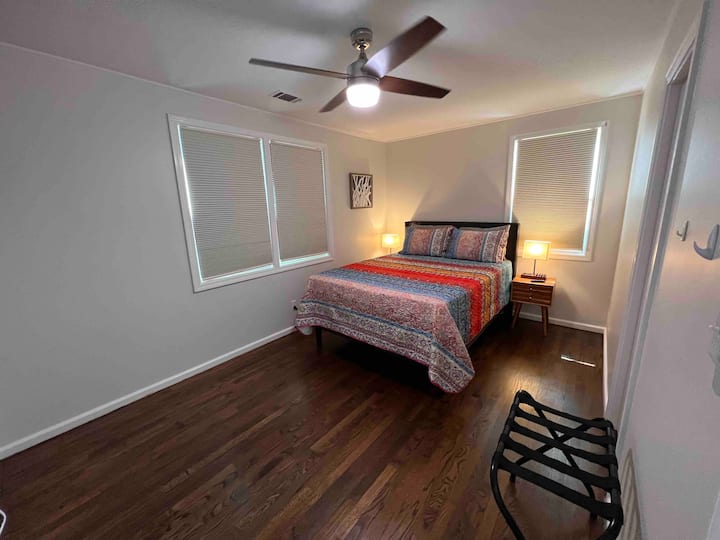 Cama tamaño✔ queen vestida con sábanas de calidad fresca
✔ Ventanas con persianas que oscurecen la habitación
Mesitas de noche✔ modernas junto a la cama
Lámparas ✔ modernas de noche con estación de carga universal incorporada (enchufe de 3 extensiones, USB, puertos USB-C)
✔ portaequipajes