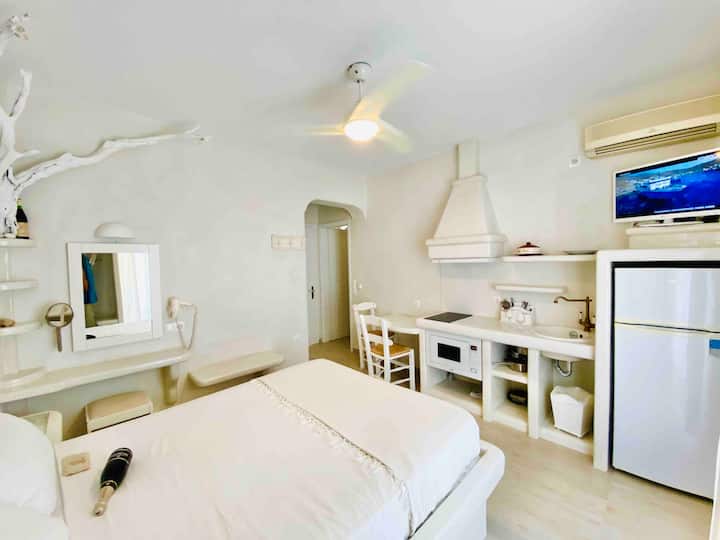 استوديو فاخر في الطابق العلوي مع شرفة خاصة تطل على الميناء / البحر.
العمارة السيكلادية مع كل وسائل الراحة.