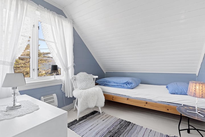 四间卧室中的一间。 注：您可以通过卧室进入下一间卧室。