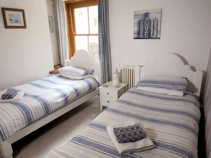 Chumba cha kitanda cha watu wawili (chuma, ubao, hoover, mablanketi, koti la kusafiri kwenye WARDROBE)