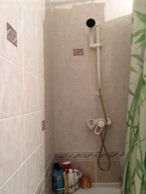Une baignoire avec douche