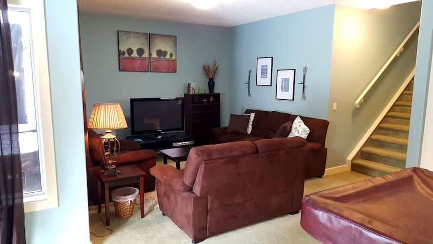 Private Escape!! Hot tub/pool table luxury suite.