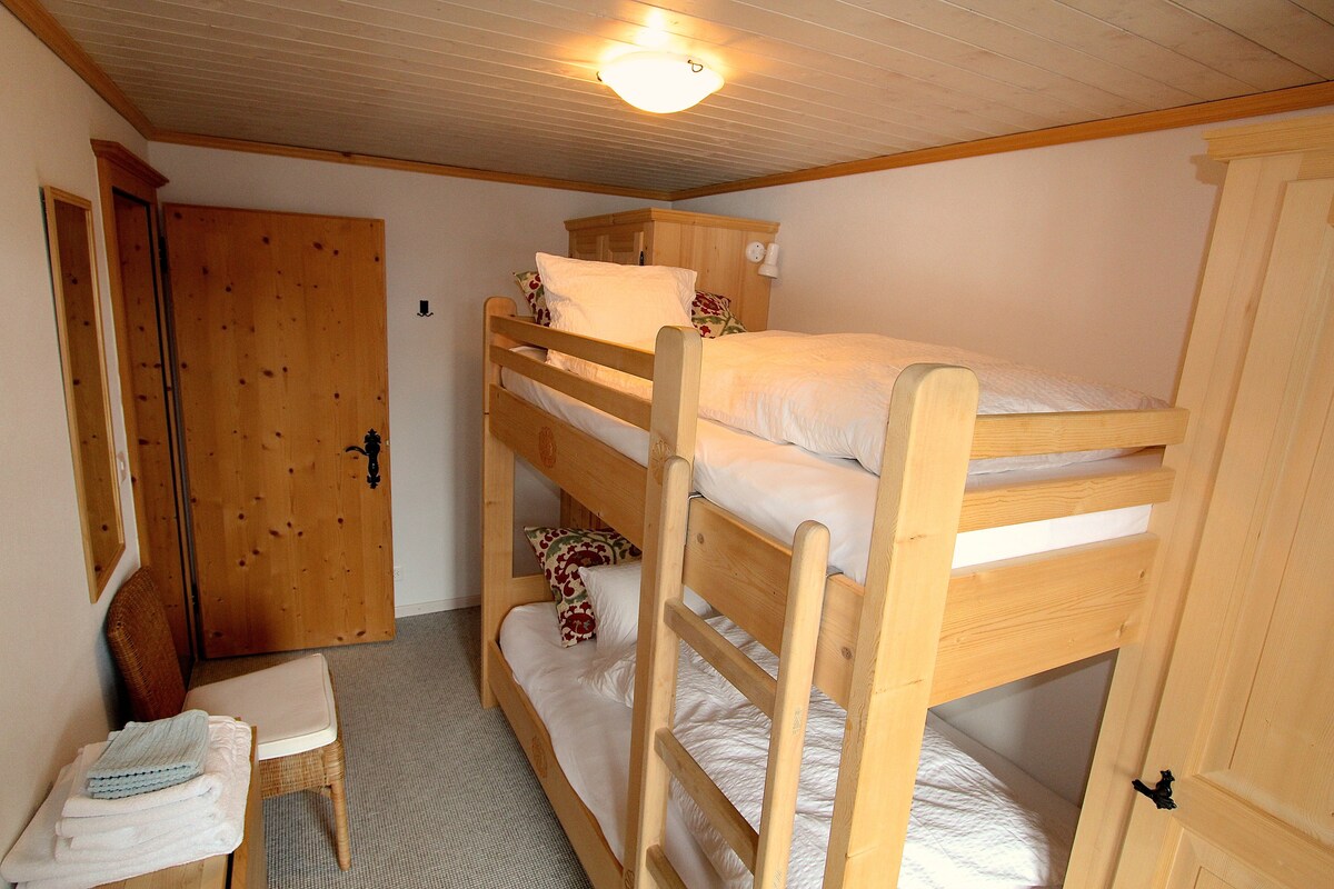 Dhomë gjumi me ballkon - gjithashtu e përkryer për fëmijët