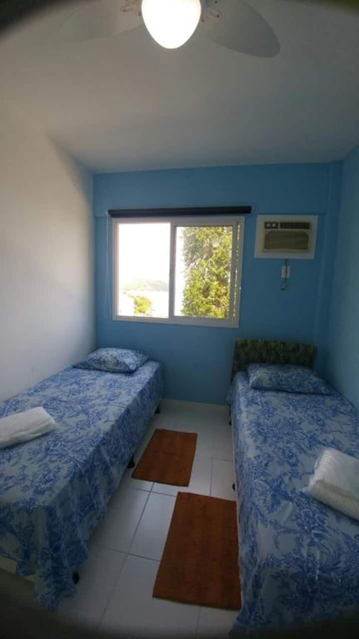 חדר יחיד עם נוף חלקי לים ומיזוג אוויר.