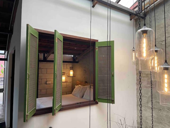 Под на поткровје: прозорец со 5 спални соби