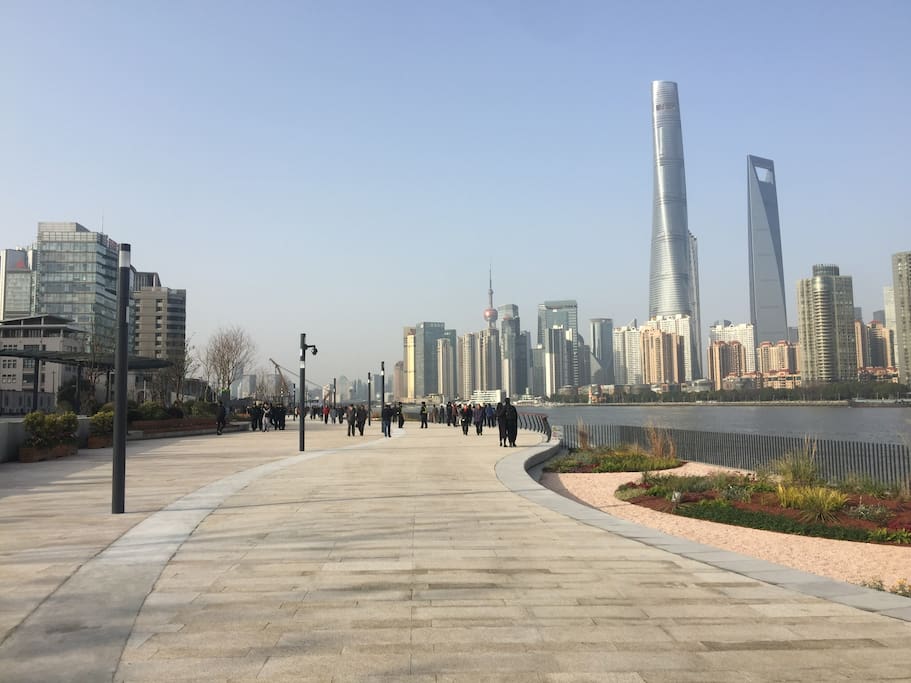 小区楼下马路对面沿江景观大道