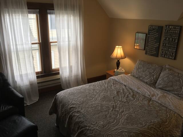 Near Downtown, Cozy Queen [9a]