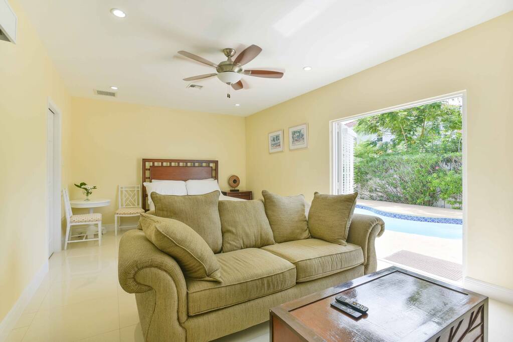 Queen Suite Deluxe + Kitchen ( Marigold Room)