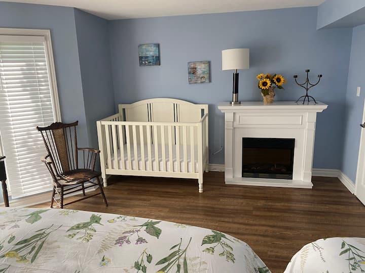 ห้องนอน 2 แสดงเตียงเด็กอ่อนและเตาผิง