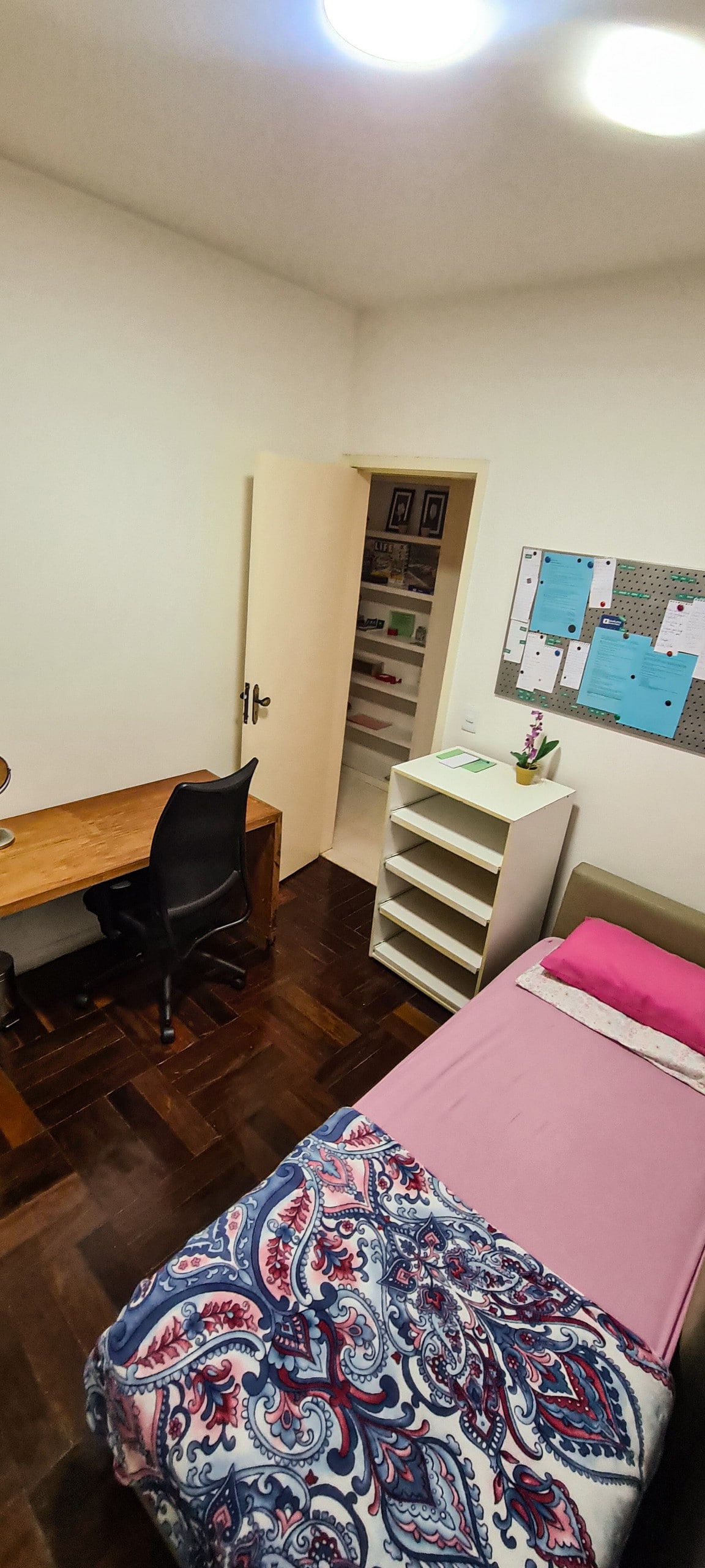 Jednokrevetna soba s radnim stolom i malim ormarom. Dostupan je madrac 