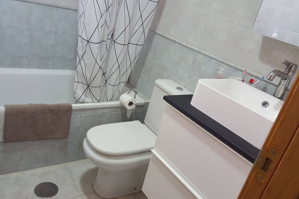 Shared bathroom ( only with one nice teenager)