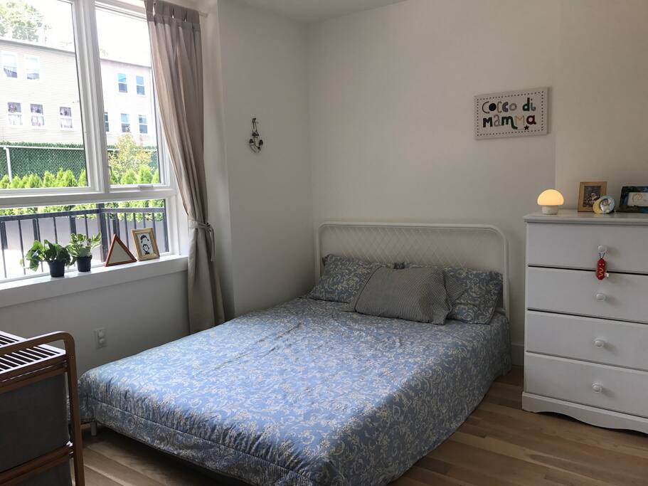 Bedroom 1- Queen size bed