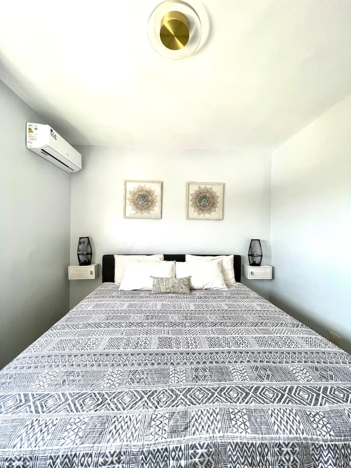 Chumba cha kulala kilichopambwa vizuri na kitanda cha ukubwa wa mfalme, runinga janja na AC 