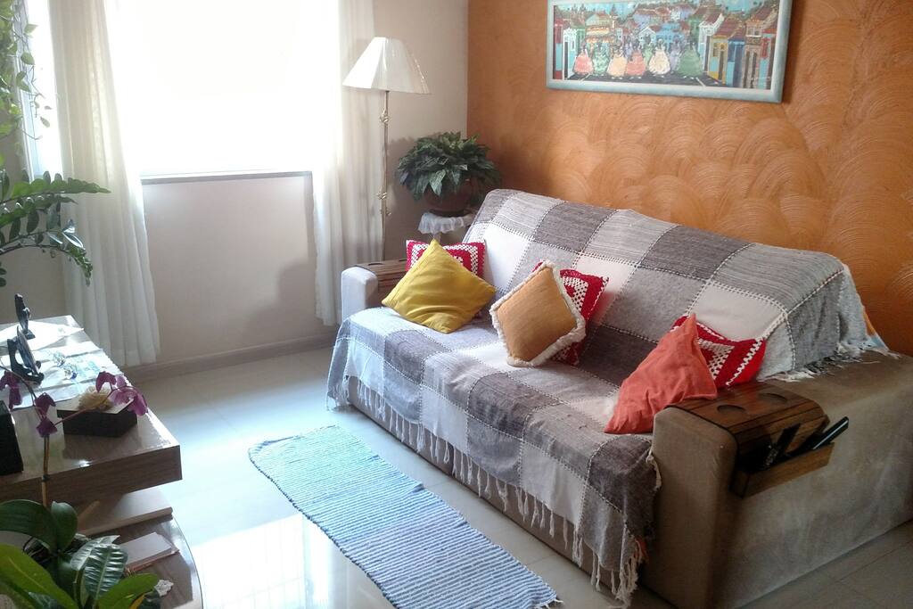 Sala de estar com sofá retrátil