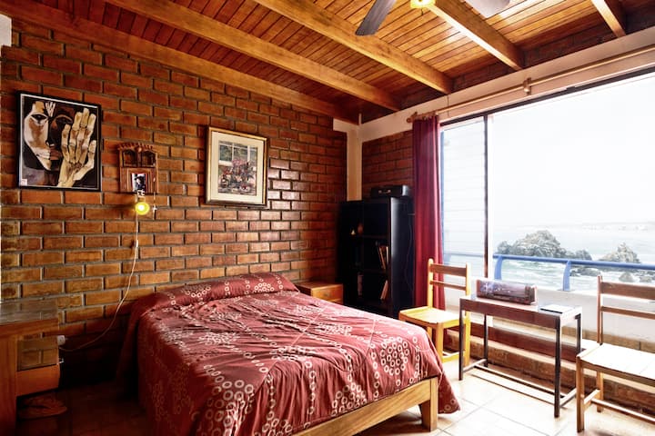 سرير بحجم كبير في غرفة النوم 2