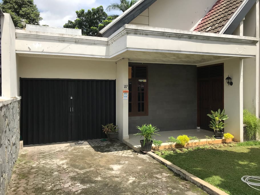 Garasi dan Halaman Depan