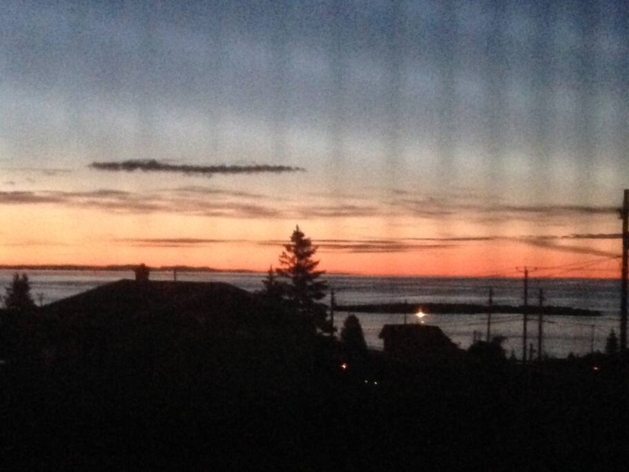 Lever de soleil devant la maison