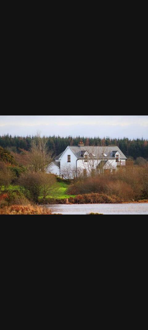 Lakeside house breathtaking silence
Views 4 miles