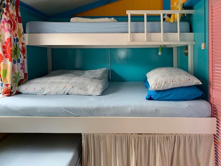 2 personers säng och våningssäng