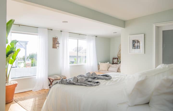 BEDROOM SUITE WITH OCEAN VIEW