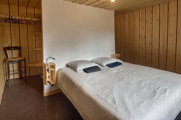 غرفة نوم في الطابق الأرضي مع غرفة ملابس