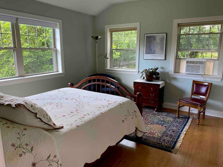 Dormitorio de verano, cuatro grandes ventanales para traer luz natural y colores de las estaciones. 