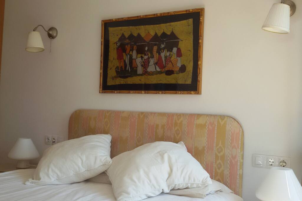 Dormitorio. Puerta de salida al jardín