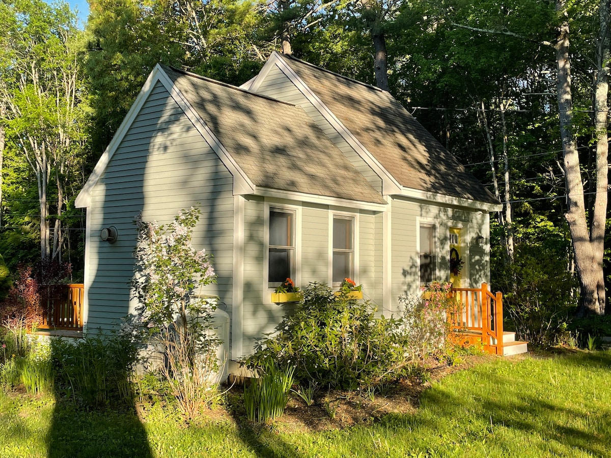 Mousetrap a Cozy Cottage near the Lamprey River Guesthouses for