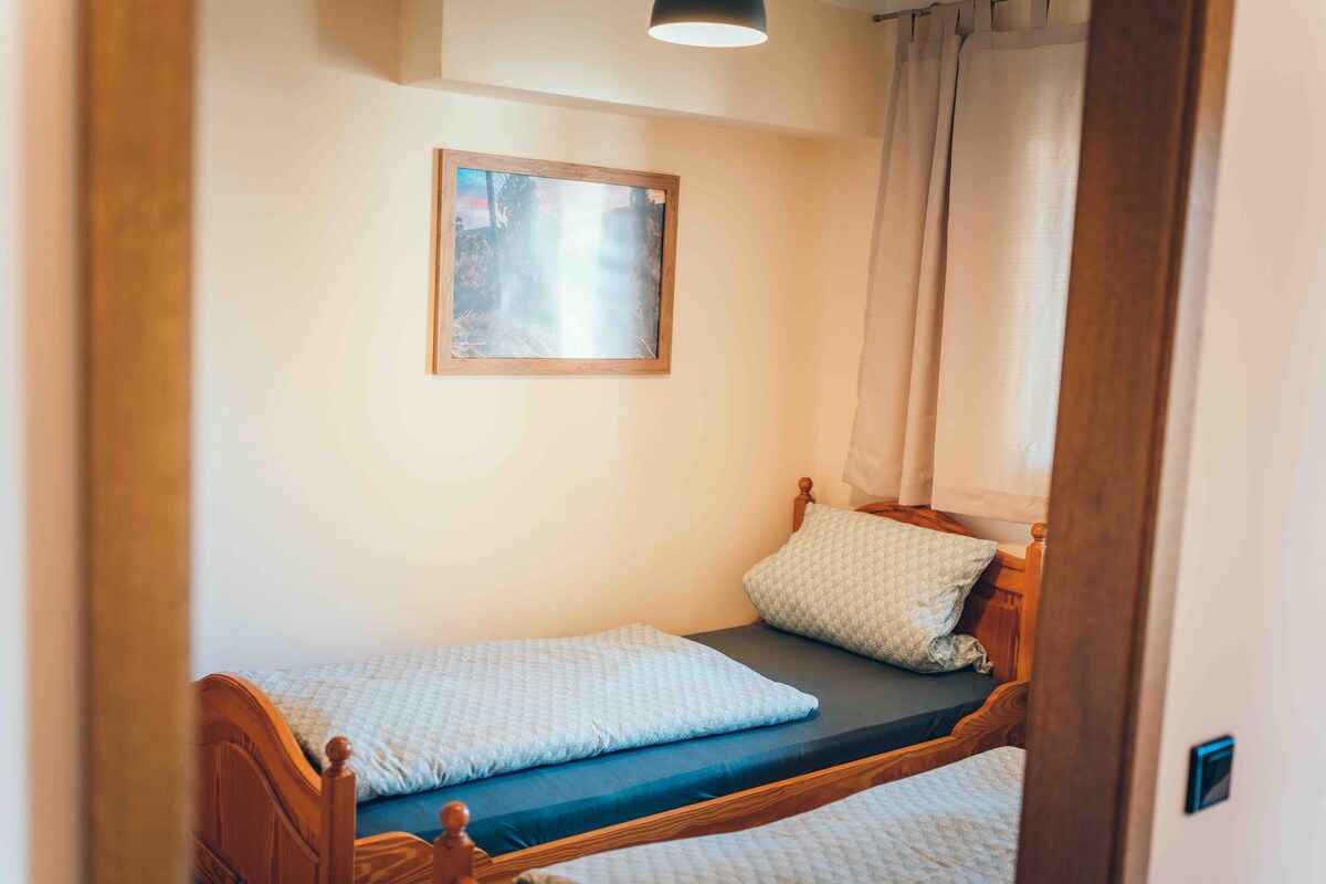 Два единечни кревета кои може да се лизгаат заедно.