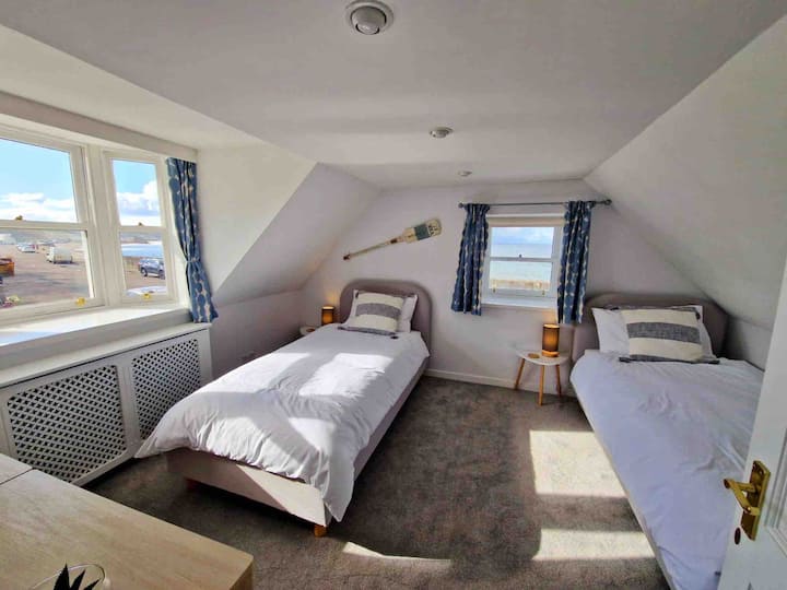 Arriba, dormitorio con dos camas individuales