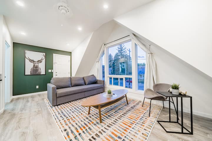 Debido a que nuestro loft está en el segundo piso, ahí te sientes como si estuvieras en lo alto. Los enormes ventanales miran a  Lumpy Ridge 